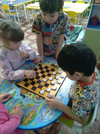 Группа "Ручеек" играет в шашки!.