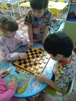 Группа "Ручеек" играет в шашки!.