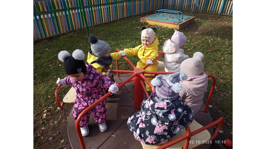 Осенняя прогулка в группе раннего возраста.
